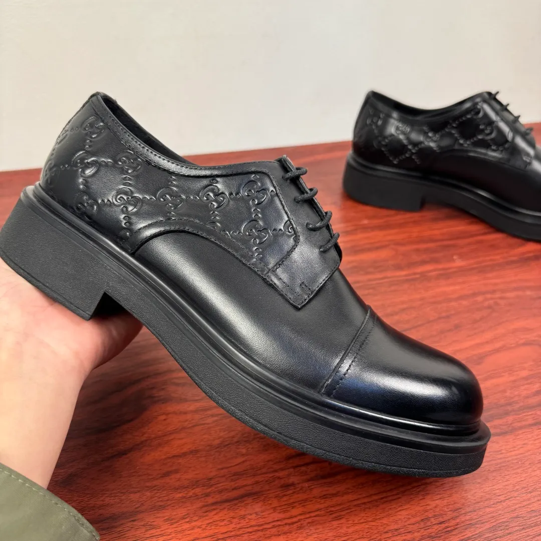 Batch 780 Gucci/Gucci new men's lace-up shoes with GG details, matte cow leather derby shoes! The design of this men's lace-up shoe is rooted in the brand's heritage. Crafted from premium waxed cow leather, it is embellished with GG printed embossed suede leather details, a nod to Gucci's iconic monogram. The rubber sole decorated with GG pattern adds a touch of modern fashion to this design. Typical three-joint style design. European and American classic version, full calfskin lining. The overall upper texture is soft and the lining is comfortable and breathable. 2CM thickened soft rubber sole, easy to control. Versatile and stylish upper foot, multiple colors available to meet different matching needs, complete package! Size: 39-40-41-42-43-44 leather shoe size (38.45.46 can be customized) Item number: 7826Z cowhide smooth